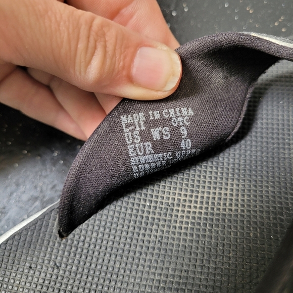 Reef Black and Silver Flipflops with Bottle Opener - Picture 2 of 6